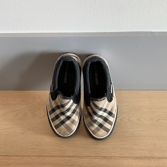 I am selling boys shoes - Picture 1 of 4